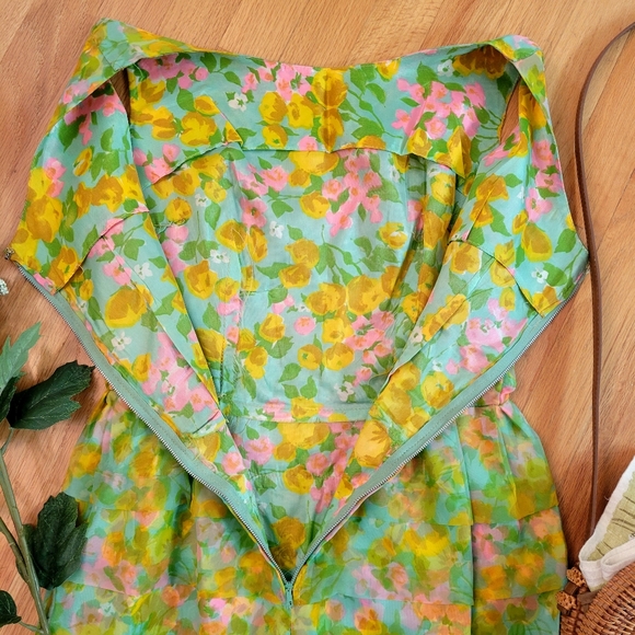 💐 VTG Vibrant Floral Sheer Overlay 1960s Wiggle Dress Sz S/M - Picture 8 of 10
